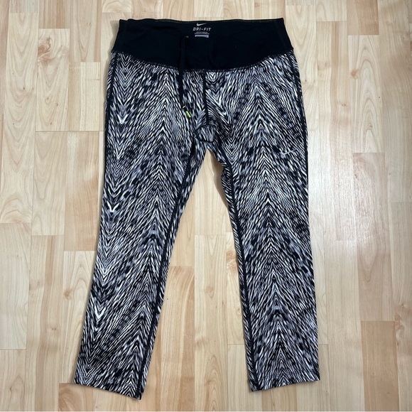 Nike Womens Dri Fit Crop Running Tights Black Gray White Capri Activewear Sz Med - Picture 1 of 5